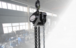 1噸單鏈?zhǔn)掷J裝到廂式貨車