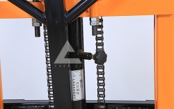 手動(dòng)液壓堆高車怎么加油？